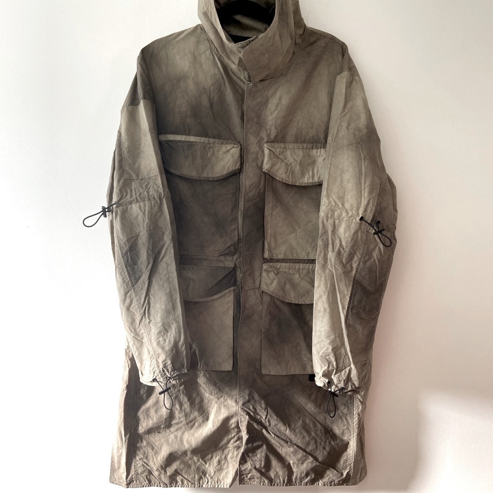 J10_Lucaz long coat with massive pockets in sand cracked by Tobias Birk Nielson 
